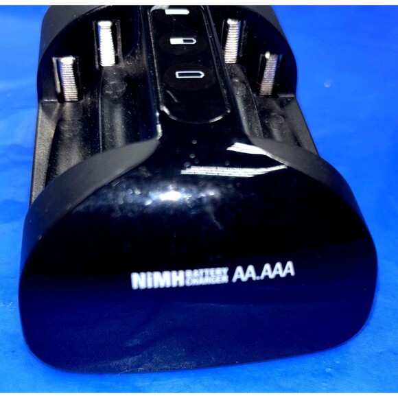 Energizer Recharge Pro Charger for NiMH Rechargeable AA and AAA Batteries - Picture 2 of 3